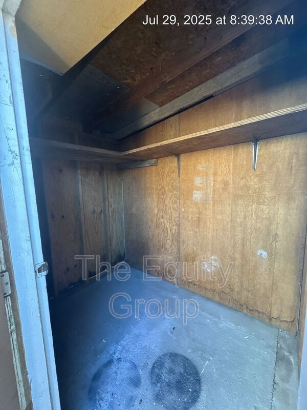 Building Photo - 126 W San Joaquin Ave