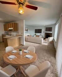 Building Photo - Upper Floor 2 Bedroom 1 Bath Apartment With Washer/Dryer!