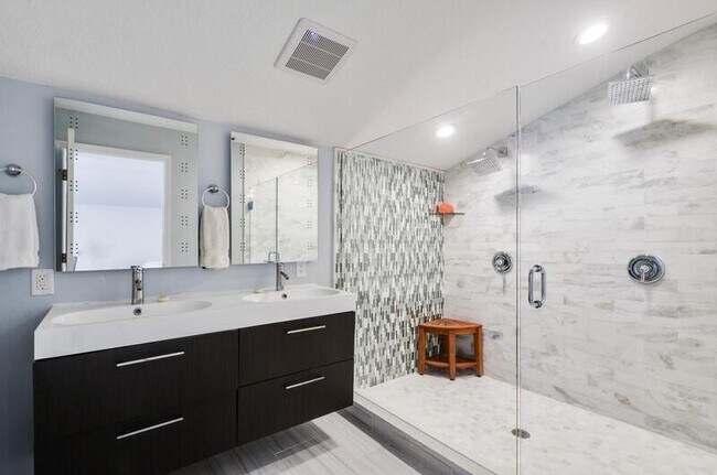 Building Photo - 2708 Formosa Blvd