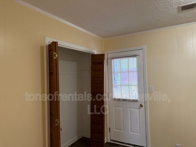 Building Photo - 3126 US-221