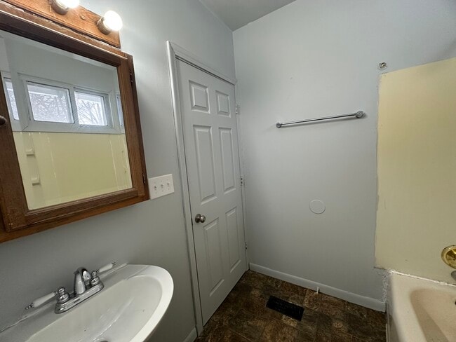 Building Photo - 27 State St