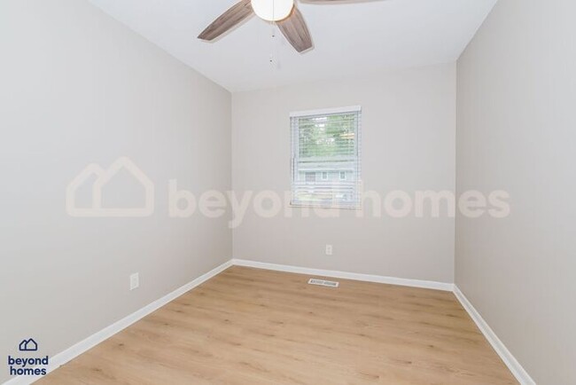 Building Photo - Stunning 4 Bedroom 2 Bathroom Home - Looki...