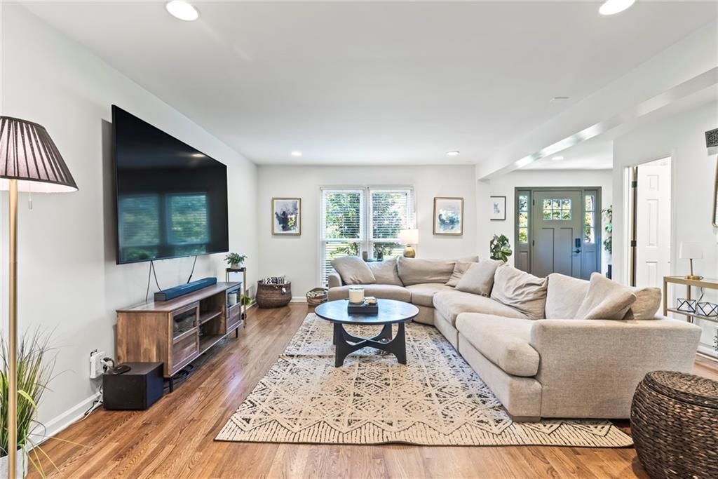 Building Photo - 3201 Lakeridge Dr SE