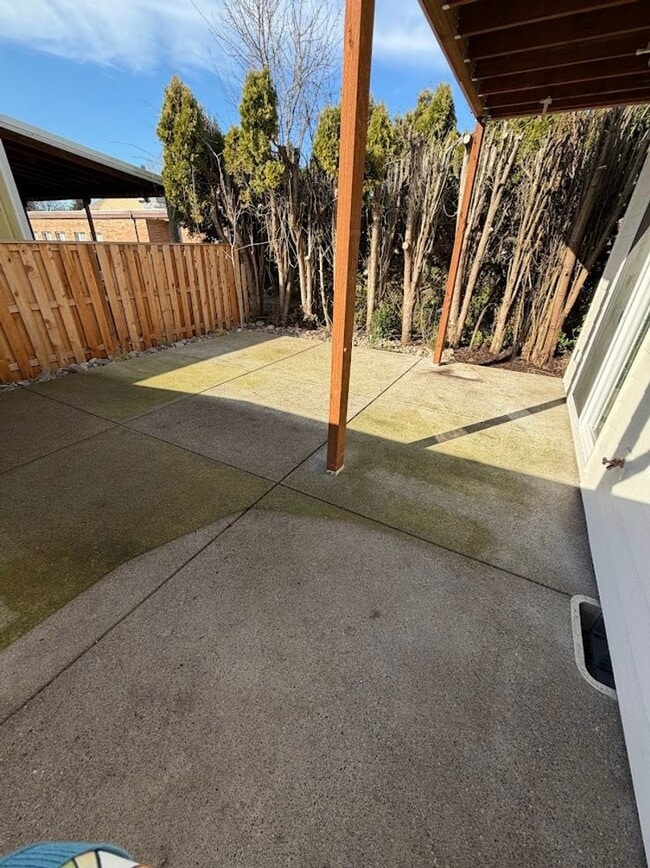 Building Photo - Modern Living Duplex in Keizer