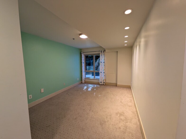 Building Photo - 500 5th Ave W