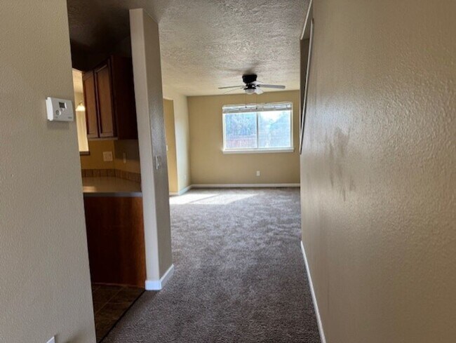 Building Photo - MOVE IN SPECIAL $500 OFF FIRST MONTHS RENT / Duplex SW Redmond