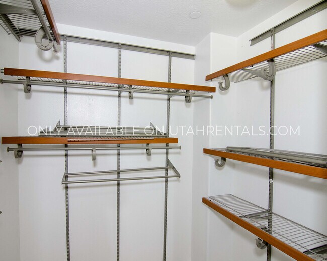 Building Photo - 1054 W 70 N