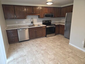 Building Photo - 2-bedroom townhouse.