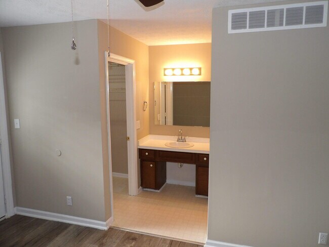 Building Photo - 176 Landings Dr