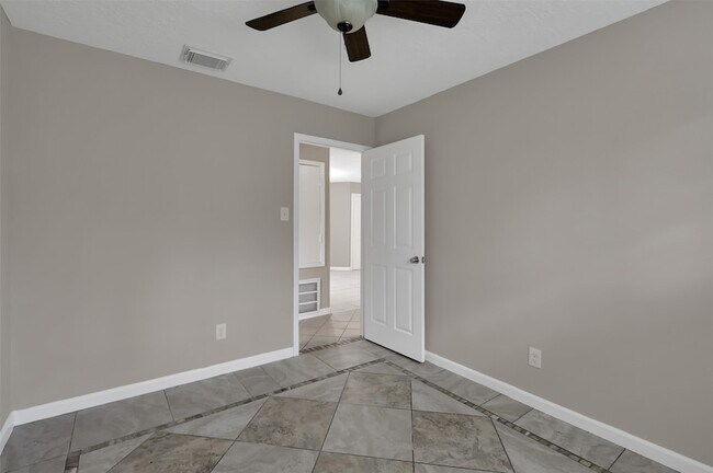 Building Photo - 1018 Surrey Ct