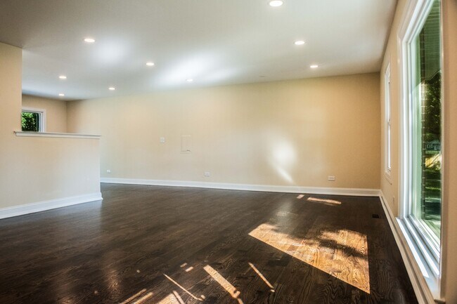 Building Photo - 1028 Valley Stream Dr