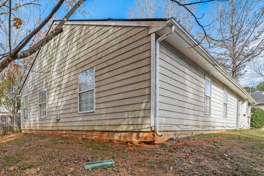 Building Photo - 6626 Browns Mill Ferry Dr