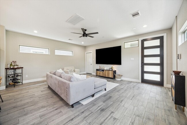 Building Photo - 6730 Knox St