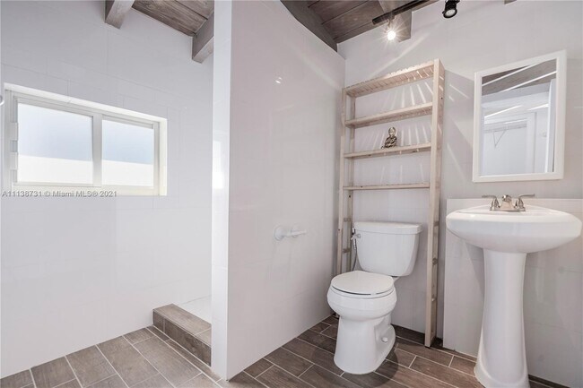 Building Photo - 3130 SW 25th St