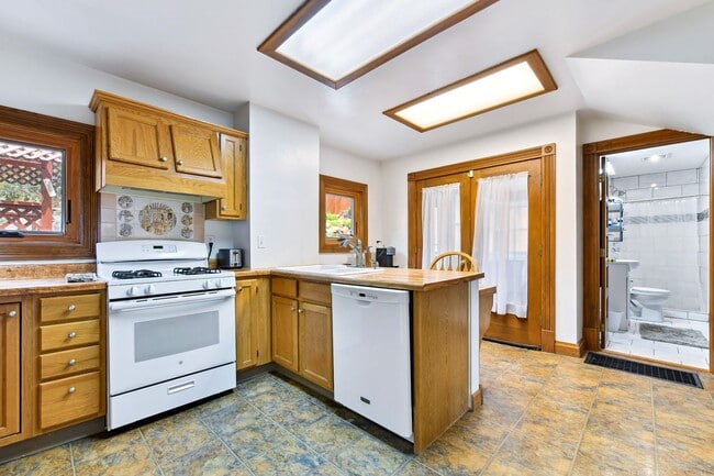 Building Photo - Charming Westside 4 Bedroom Home