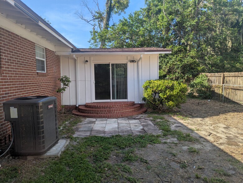 Building Photo - 3557 Edgewater Dr
