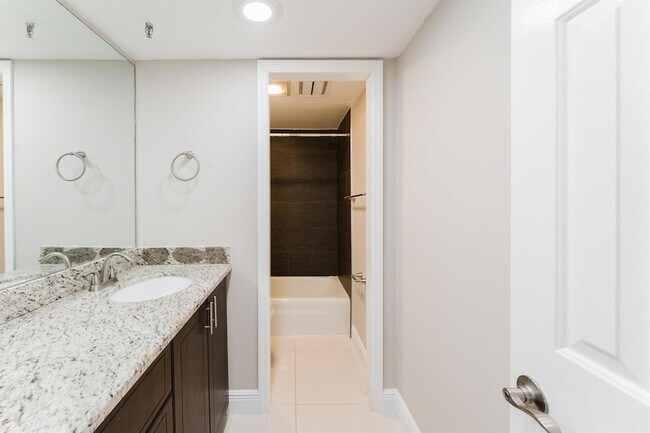 Building Photo - 859 Jeffery St