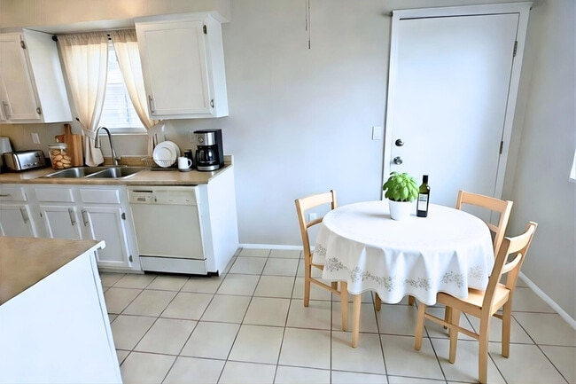 Building Photo - 725 W 1st Ave