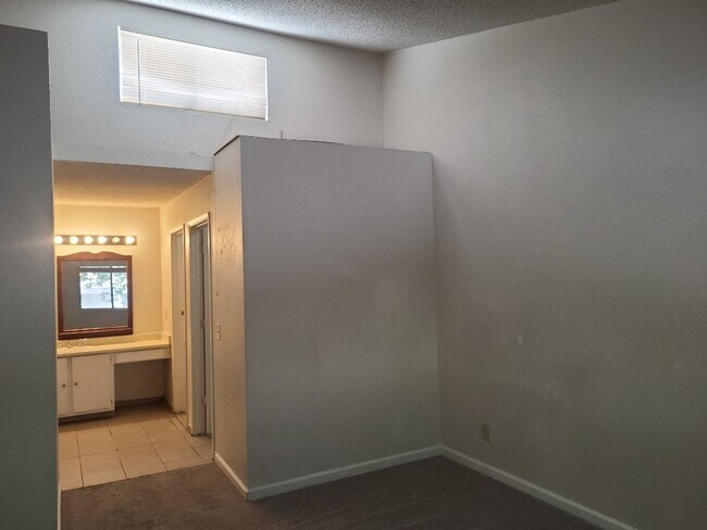 Building Photo - 2100 Highview Ct