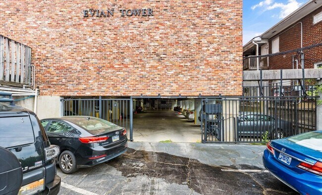 Building Photo - Bright & Updated 1BR Near UTK & Downtown Knoxville – Walk to Market Square & Neyland Stadium!