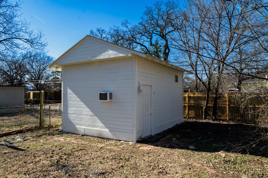 Building Photo - 1312 S Travis St