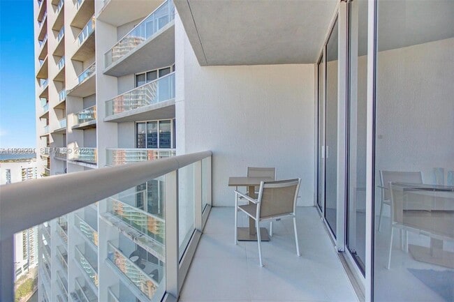 Building Photo - 475 Brickell Ave