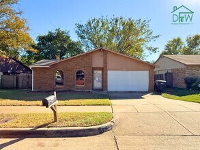 Building Photo - 3-Bedroom Home with Fireplace, Covered Patio & Large Fenced Backyard