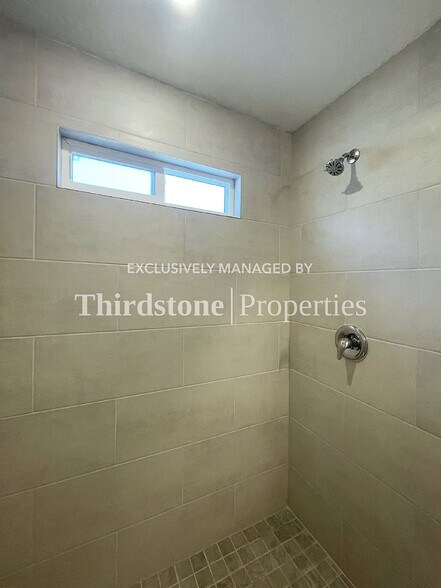 Building Photo - 1309 Pangola Dr