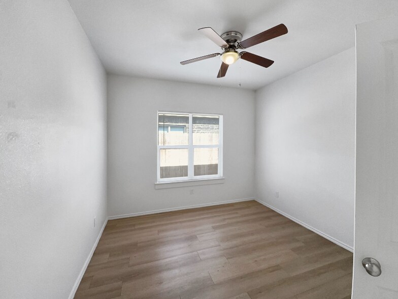 Building Photo - 5701 Kemper St