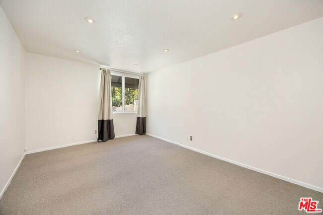 Building Photo - 8535 W Knl Dr