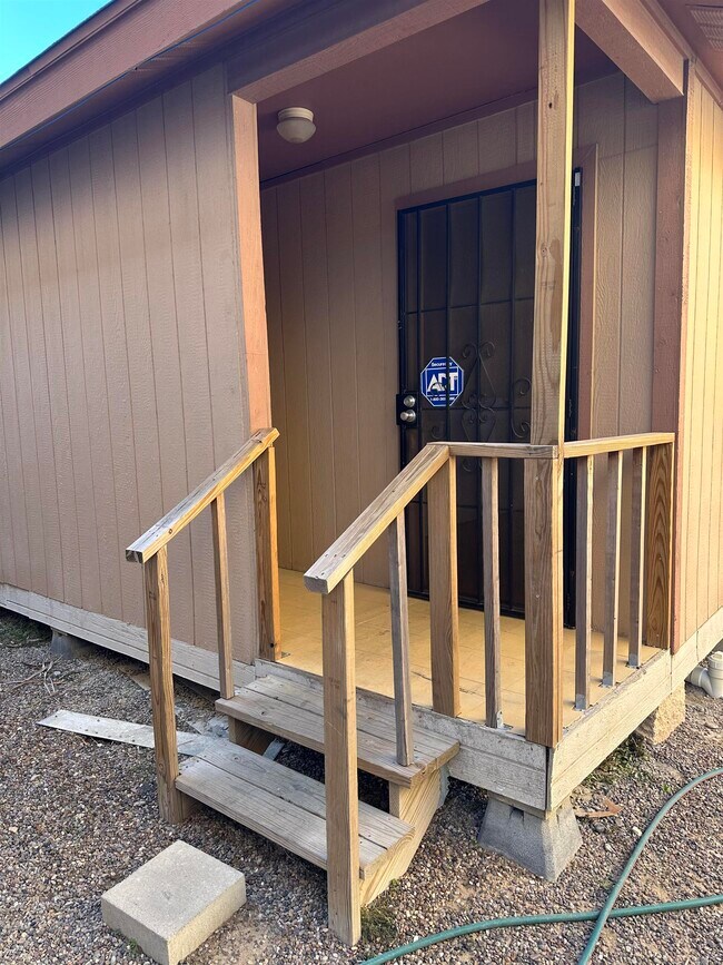 Building Photo - 1610 E Plum St