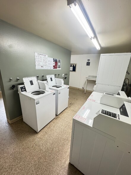 Building Photo - 1133 E Alosta Ave