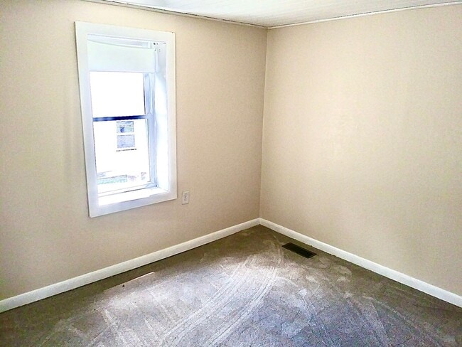 Building Photo - 2 Bedroom / 1 Bath Home Blountville, TN