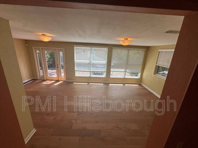 Building Photo - 1403 E Paris St
