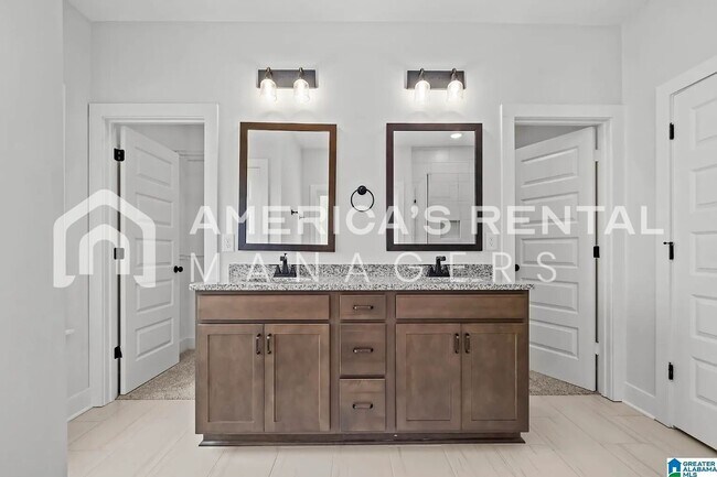 Building Photo - Rare 5 Bedroom Home for Rent!