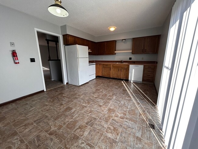 Building Photo - Spacious 3 Bedroom, 2 Bath Duplex