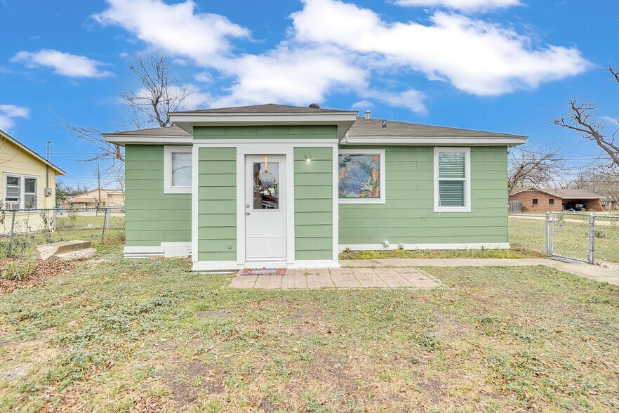 Fenced back yard - 2301 North Dr