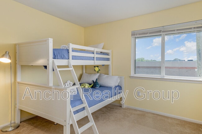 Building Photo - 304 28th St