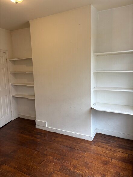 Entrance Room - 1326 W Pratt St