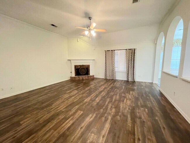 Building Photo - Available now! Beautiful Corner lot! 4 Bedrooms, Olive Branch schools!