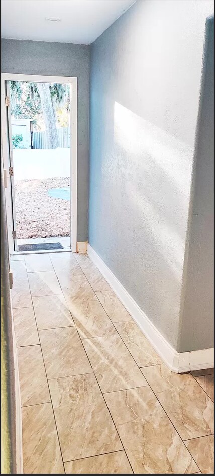 Building Photo - 404 N Ridgewood Ave