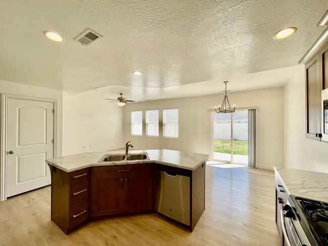 Building Photo - Adorable 3-Bedroom Townhome with 2-Car Garage in Cedar City