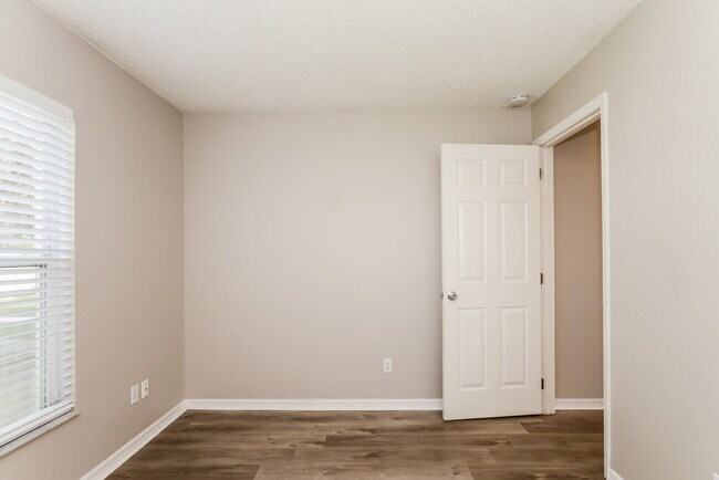 Building Photo - 466 Valencia Pl Cir