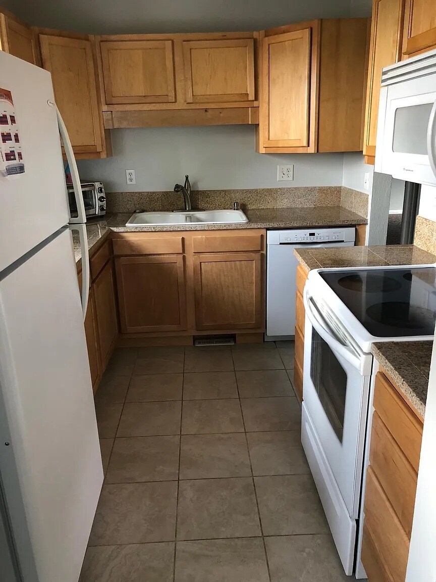 Convenient kitchen - 594 Ingalls St