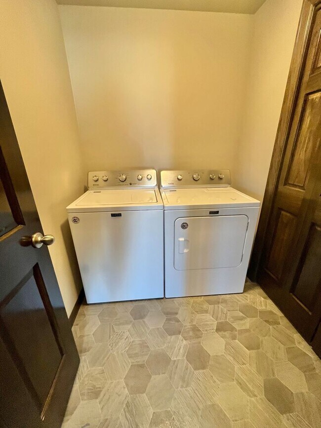 Building Photo - 3 Bed/2.5 Bath Townhome For Rent!