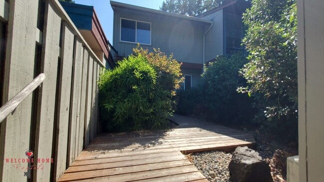 Building Photo - 2 bedroom townhome condo with AMAZING view...