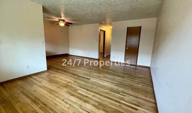 Building Photo - 1BD I 1BA Apartment - Downtown Sellwood