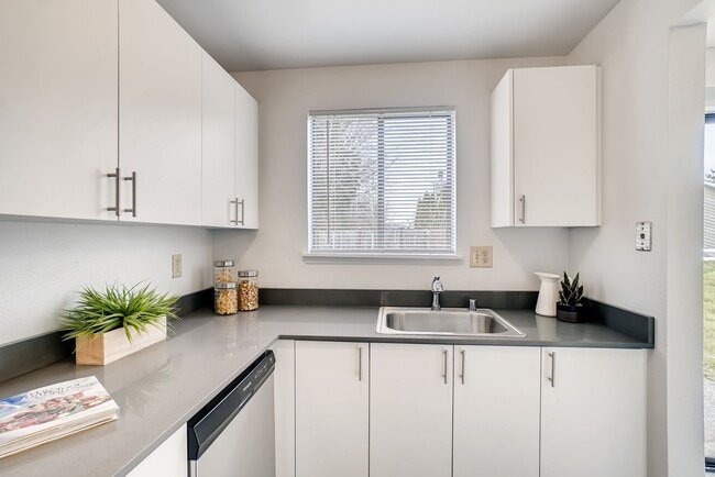 Building Photo - 2520 M Pl NE