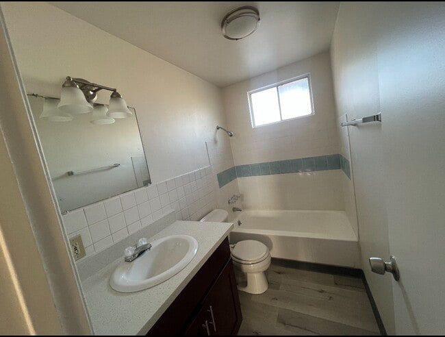 Building Photo - 1104 W 39th Pl