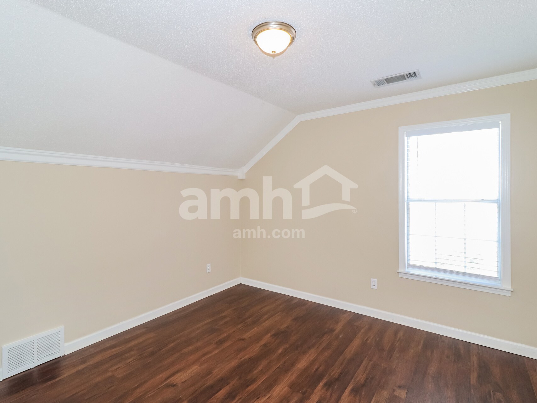 Building Photo - 9997 Woodland Grove Dr